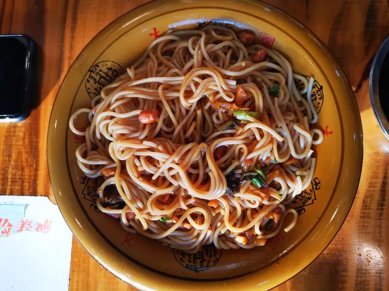 之前在南昌老巷子里吃拌粉，老板递粉过来随口一句“恰了啵”，我愣了三秒才反应过来是