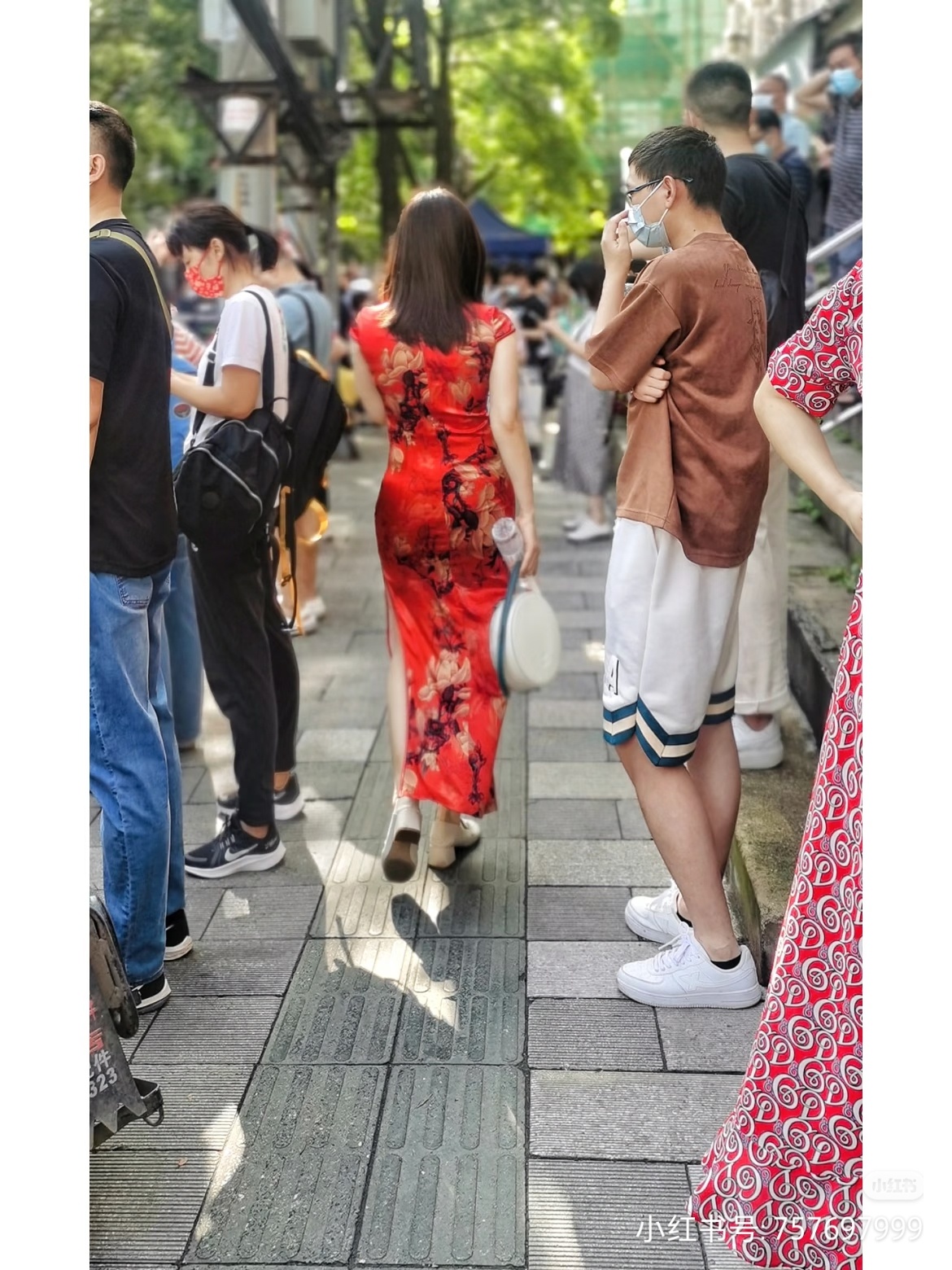 特别喜欢这届家长的金句：“尽力学就行，考完请你吃火锅”。不施压、不唠叨，用一顿饭