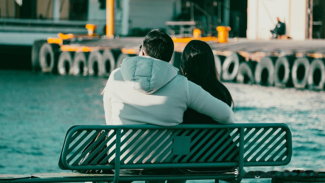 男人发生婚外情，很多都只是玩玩，但女人一旦有了婚外情，便容易深陷其中不能自拔。那