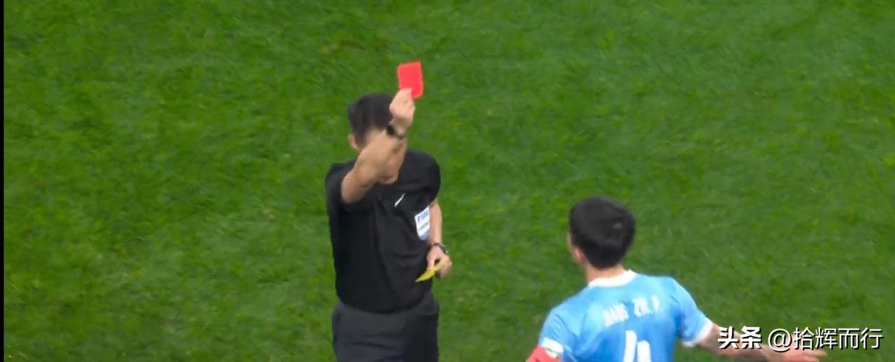 新赛季中超联赛首张红牌出现，比赛第十五分钟左右，深圳新鹏城队长姜至鹏在防守席尔瓦