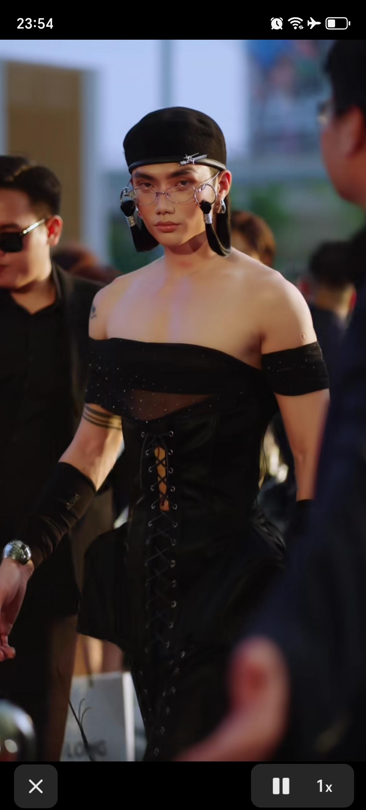 有点分不清男女了，太撩人了，太漂亮了。眼神太具有攻略性了！