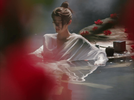 影视剧江湖夜雨十年灯周翊然这滴泪周翊然 肤白貌美 不是眼药水的敷衍，是攒满情绪的