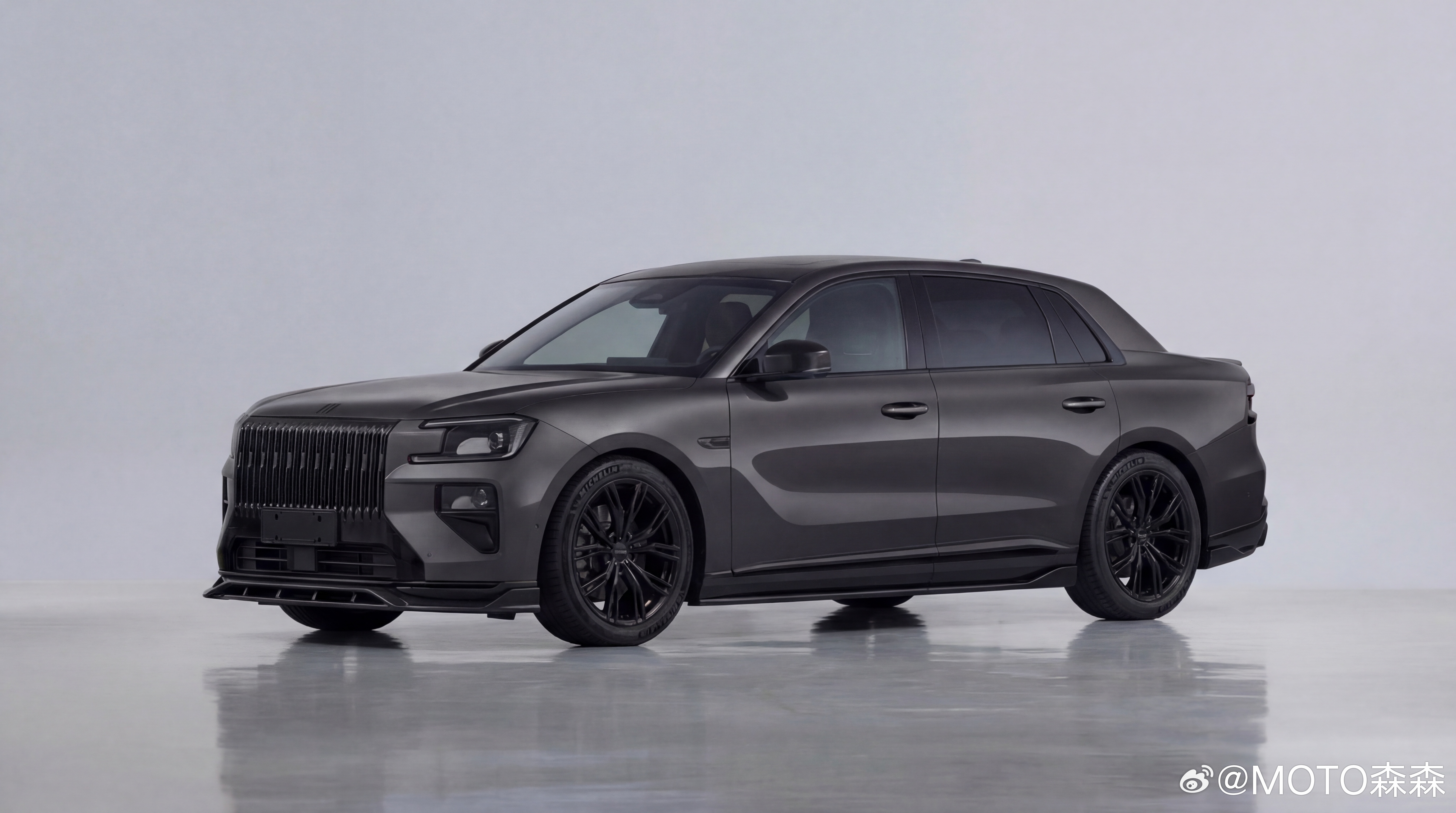 图1是🍌生成的，图2是即梦，后者细节差一些，但是感觉稍微老实一点，细节不足但是