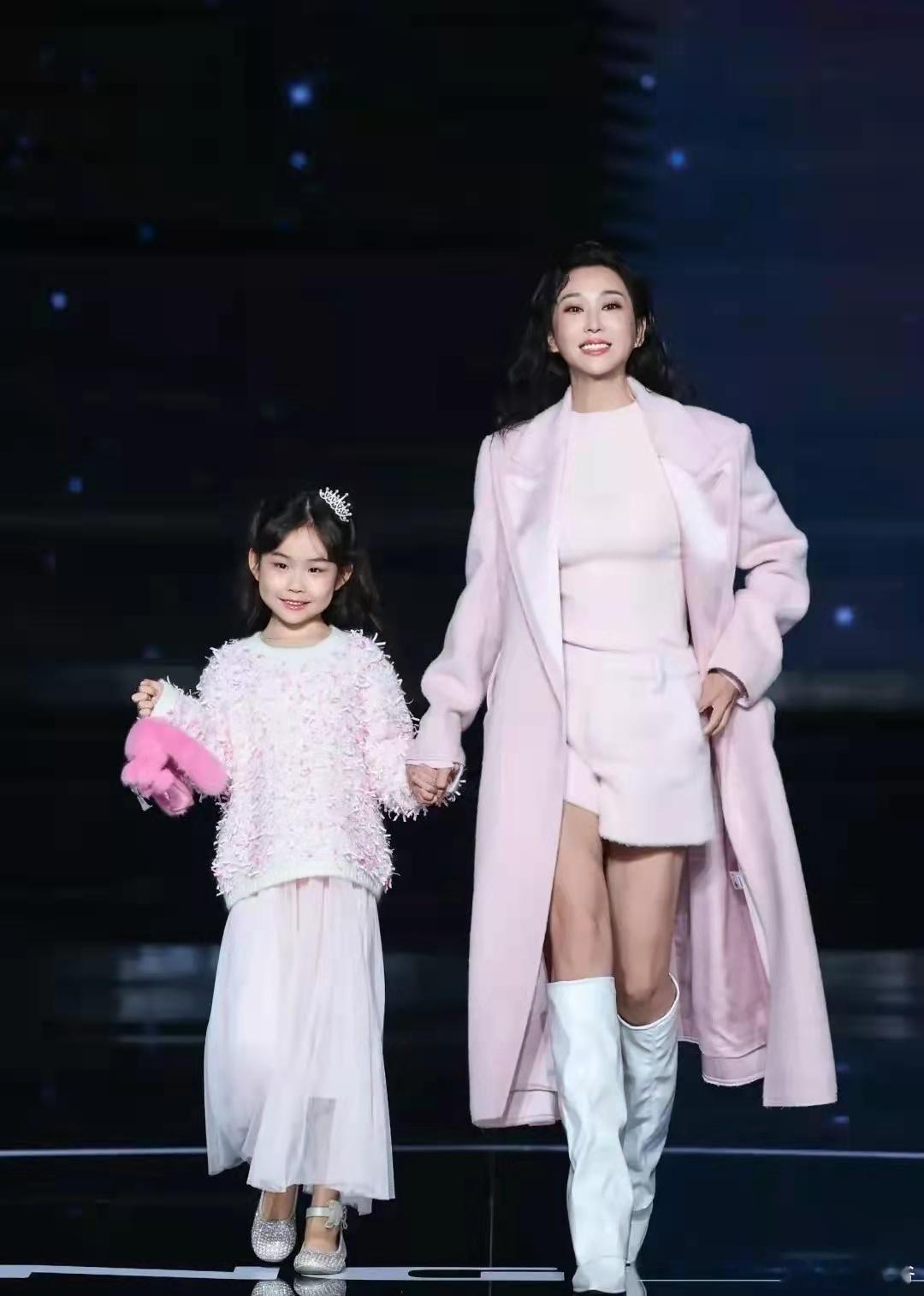杜若溪带女儿T台走秀，孩子正脸首次曝光，不像爸爸像小沈阳女儿！ ​​​