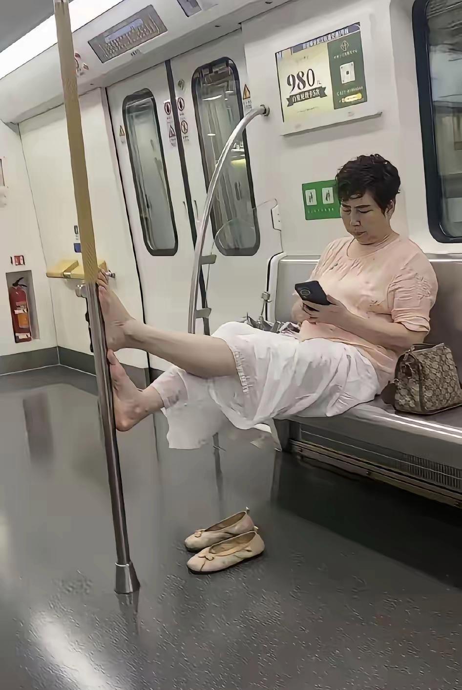 今天下班在地铁上遇到了最嚣张的大妈
她这是什么意思呢？难道我路过还要给她过路费吗