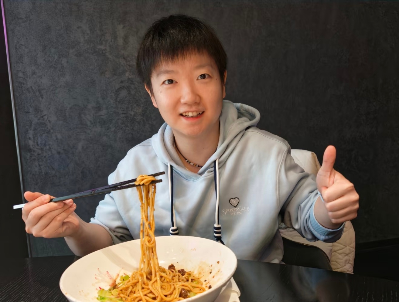 孙颖莎和深大的双向奔赴。孙颖莎也是一个很长情的人。孙颖莎好好休息，加油加油加油!