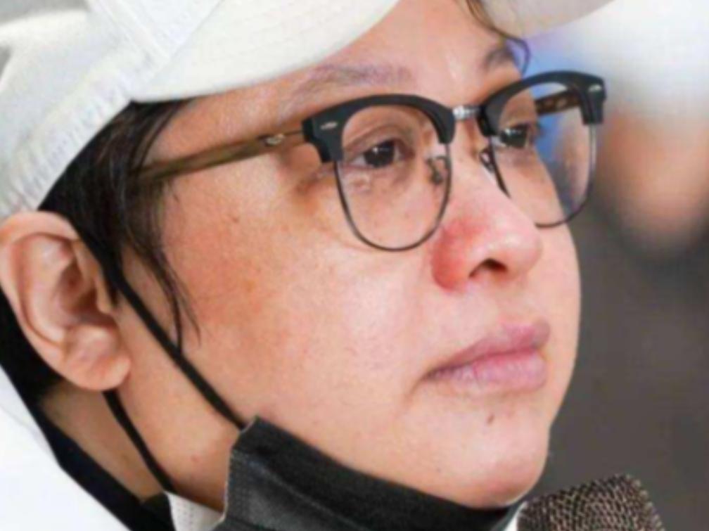 1977年韩红6岁时，父亲不幸去世，9岁时母亲改嫁，继父成天打骂韩红，她一个人坐