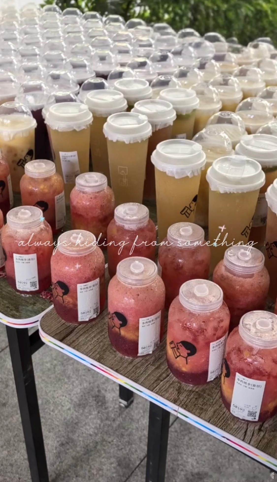 张康乐请逐夏剧组喝奶茶 
