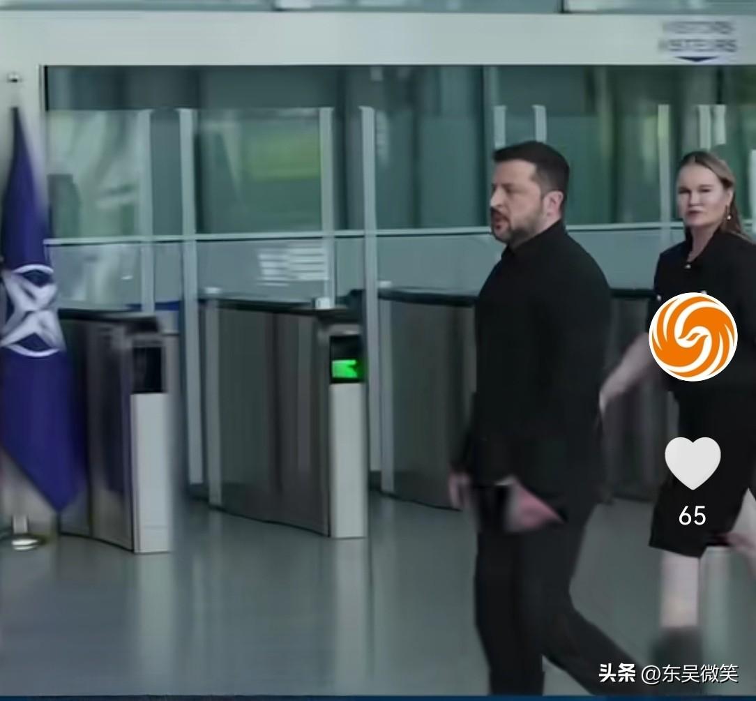 对莫斯科精准打击后，泽连斯基在G7峰会上的状态也明显不一般了，走路雄赳赳气昂昂，