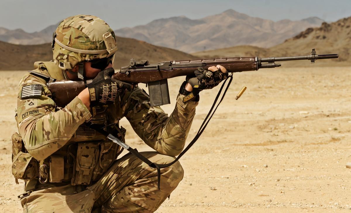 每天认识一件兵器 M14自动步枪M14是由美国春田兵工厂研制的自动步枪，20世纪