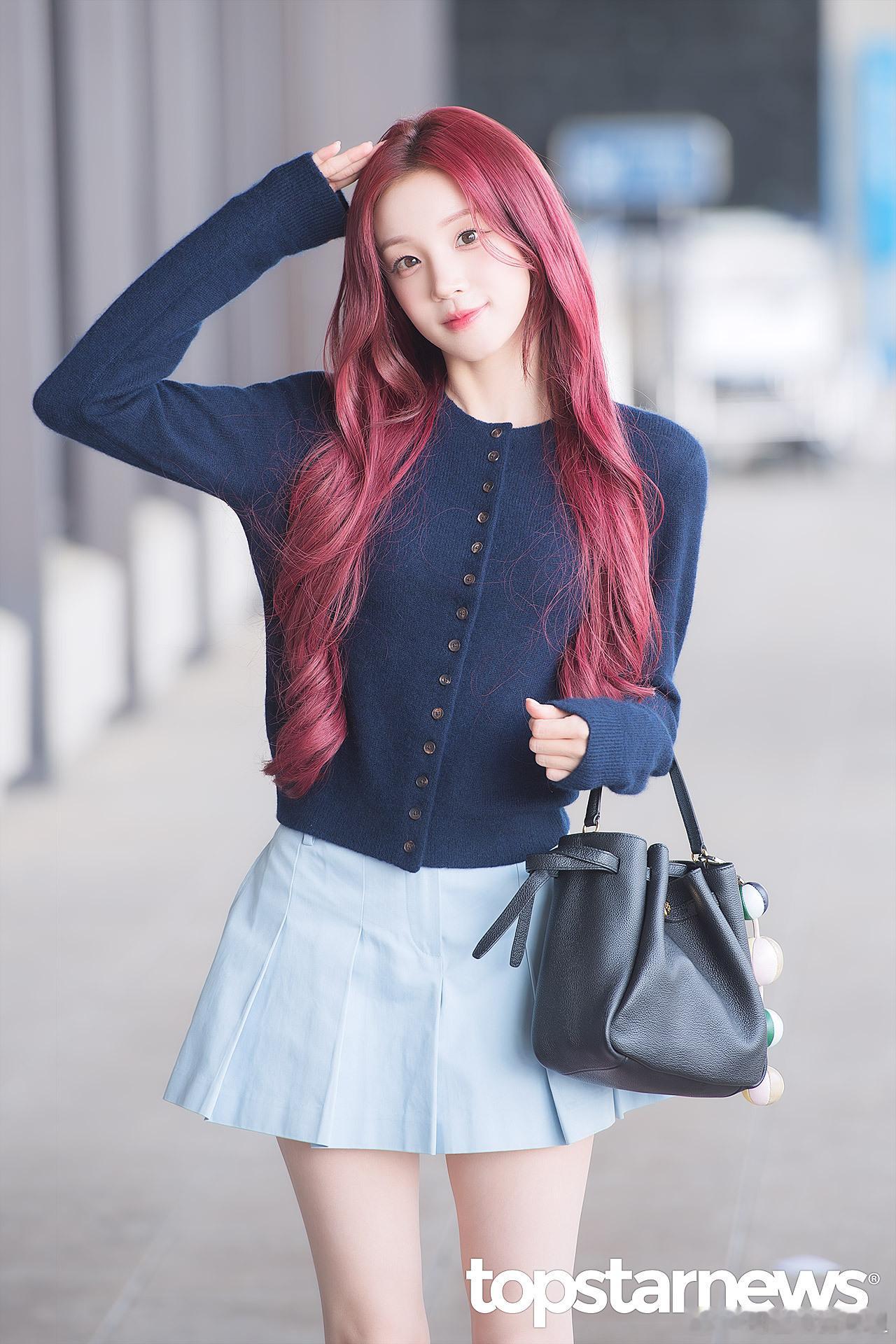 宋雨琦红发百褶裙宋雨琦内娱小狗塑具像化了 谁能拒绝红发甜妹啊！今天的造型也太乖了