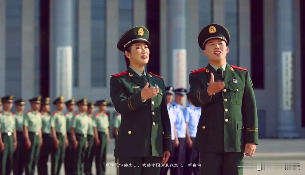 这个着装不对吧？女兵不应该戴卷檐帽么？即使是演员临时着装，能有真正的战士做背景，
