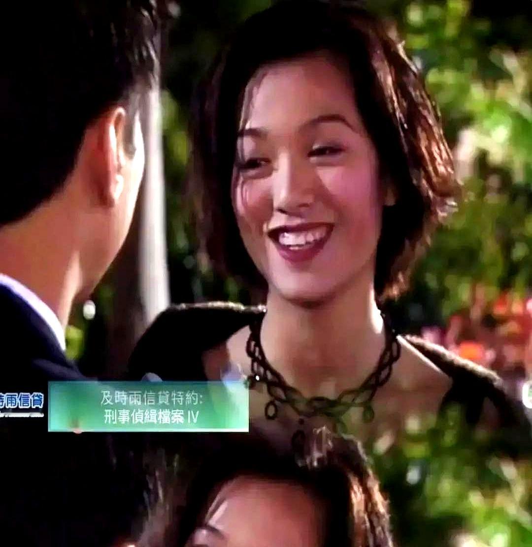 多少人对着动图狂欢，却不知道这25年她经历了一场生死搏斗。
 
2025年，她拄