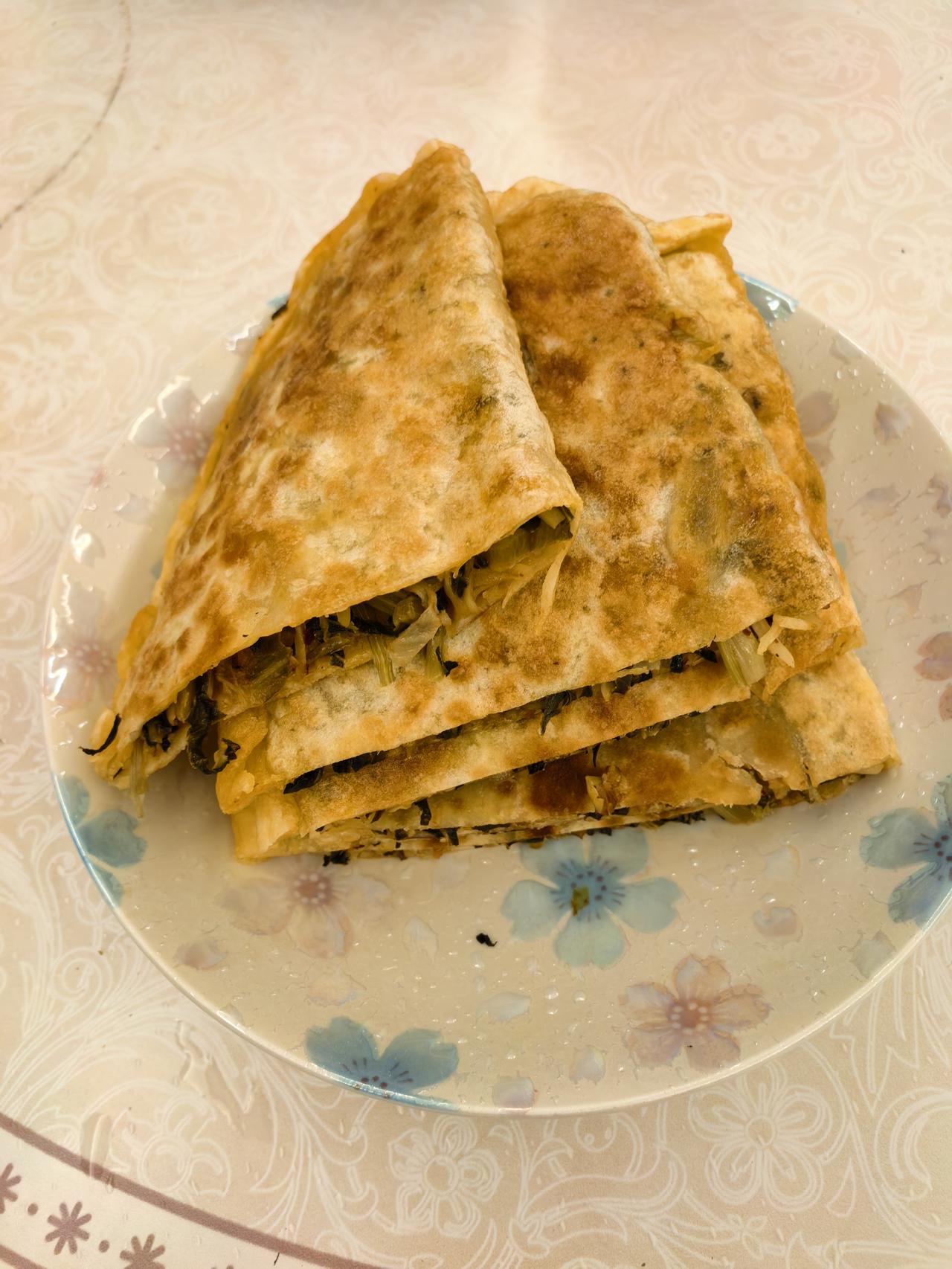 今天的午餐，甘肃天水人的小吃：酸菜馍馍（馅饼）。主料就是老酸菜，配料有臊子，胡麻