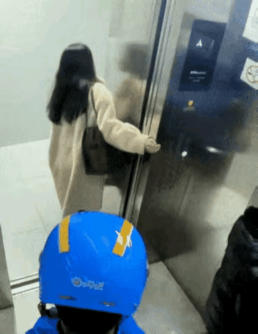 这大人，还不如一个孩子，真想一脚踹出去！
       只是不知道这个孩子的举动