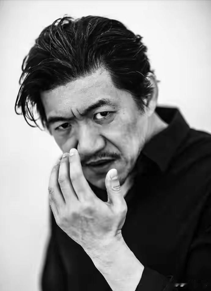 47岁的陈明昊，搭档郭京飞在《老舅》里饰演霍春风后终于红了。这部15日开播就霸占