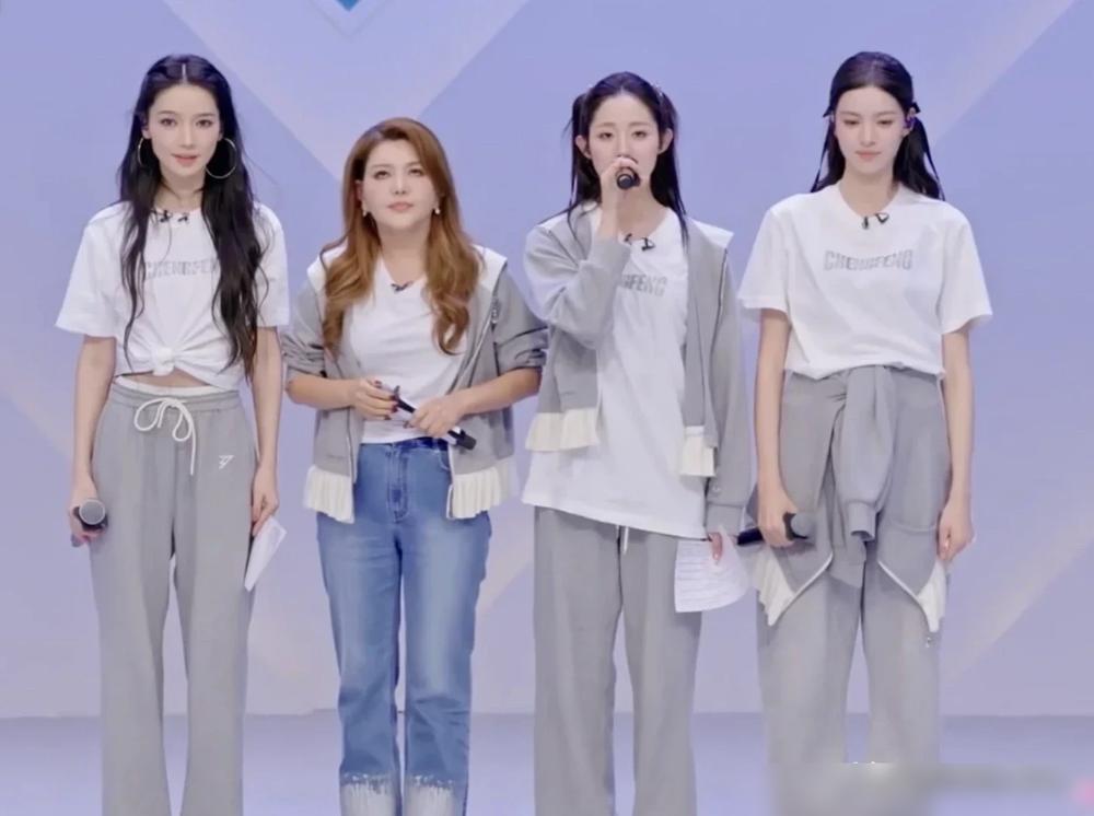 都以为她是来混的，结果没她，乌兰图雅那队直接就散了。万千惠这人，藏得太深。
队