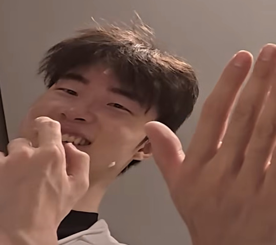 护肤时没戴眼镜的Faker nim~2025lckt1主场启用英雄联盟 ​​​