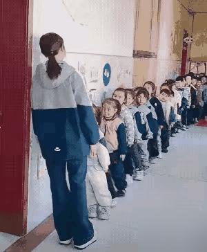 老师虚晃一枪，骗倒了整个春天。

操场上，几十双白球鞋横七竖八。老师一个假动作的