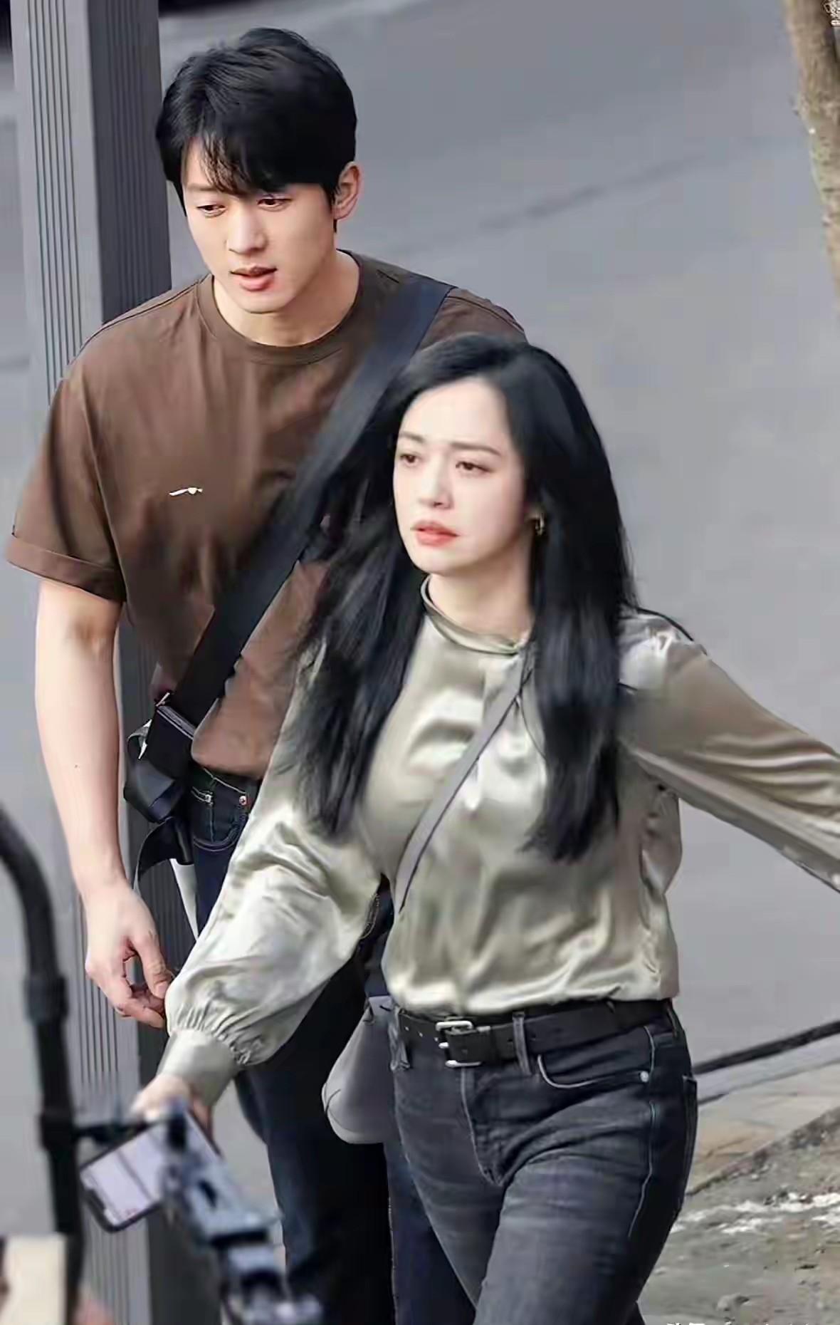 捕风捉影的事可别瞎说，姚晨和候雯元，这是剧照吧，还真挺般配。
姚晨穿着 
姚晨出