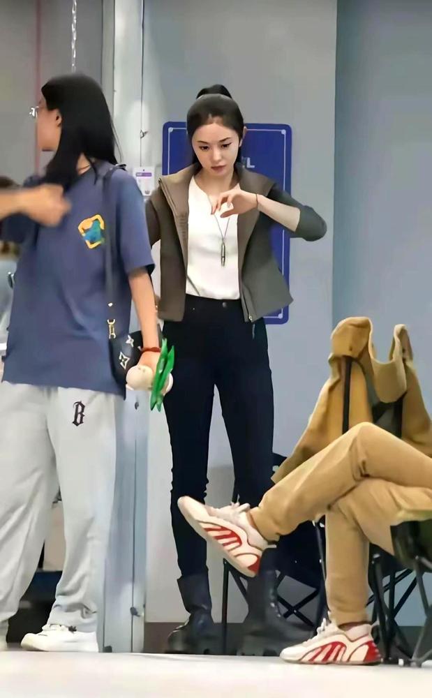 刘浩存大长腿刷屏？可谁知道这背后，她连吻戏都敢‘偷懒’！
 
出道即顶流，资源逆