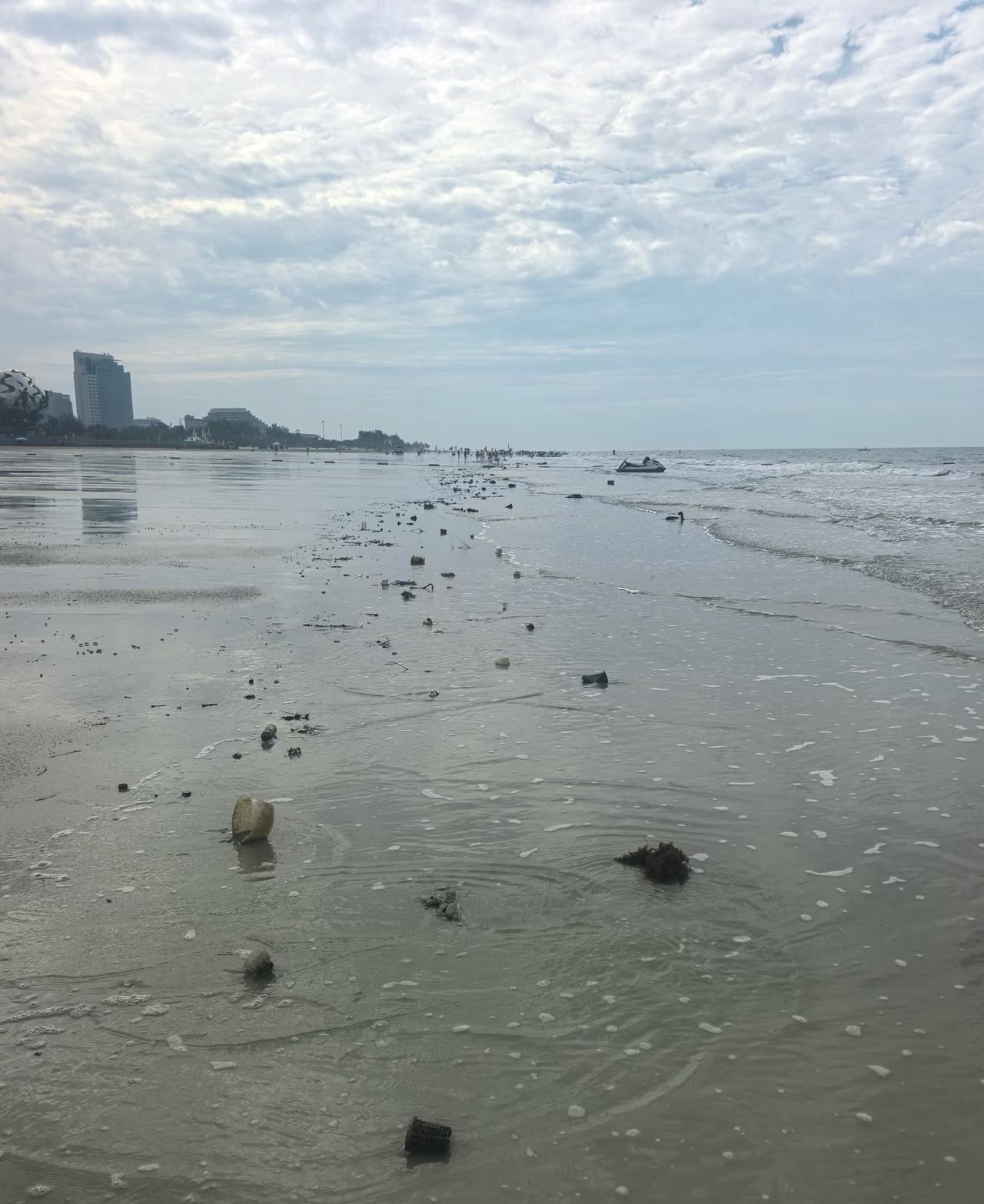 退潮以后的银滩需要清理

在海边溜达，退潮以后的海岸脏脏的，大海把人类丢弃的垃圾