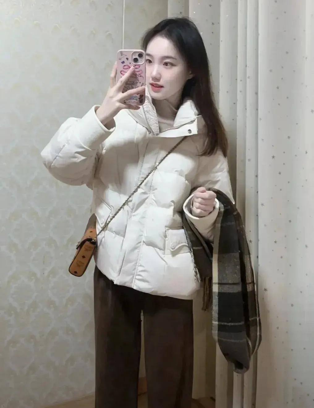 在一个阳光明媚的午后，95年的林晓坐在咖啡馆里，独自品味着咖啡的苦涩。转眼间，她
