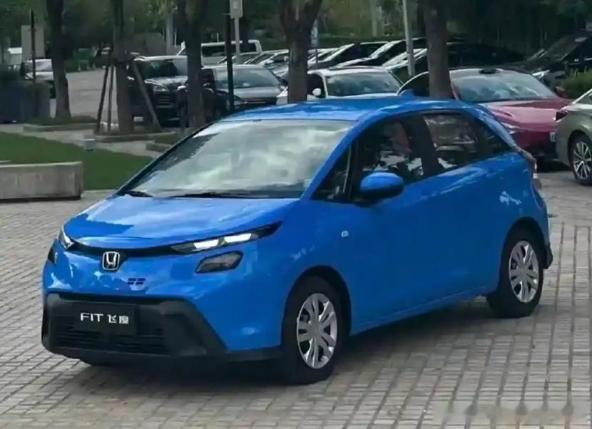 前脸变化明显，新款本田飞度实车曝光。日前，网络上一组关于新款本田飞度的实车图被曝