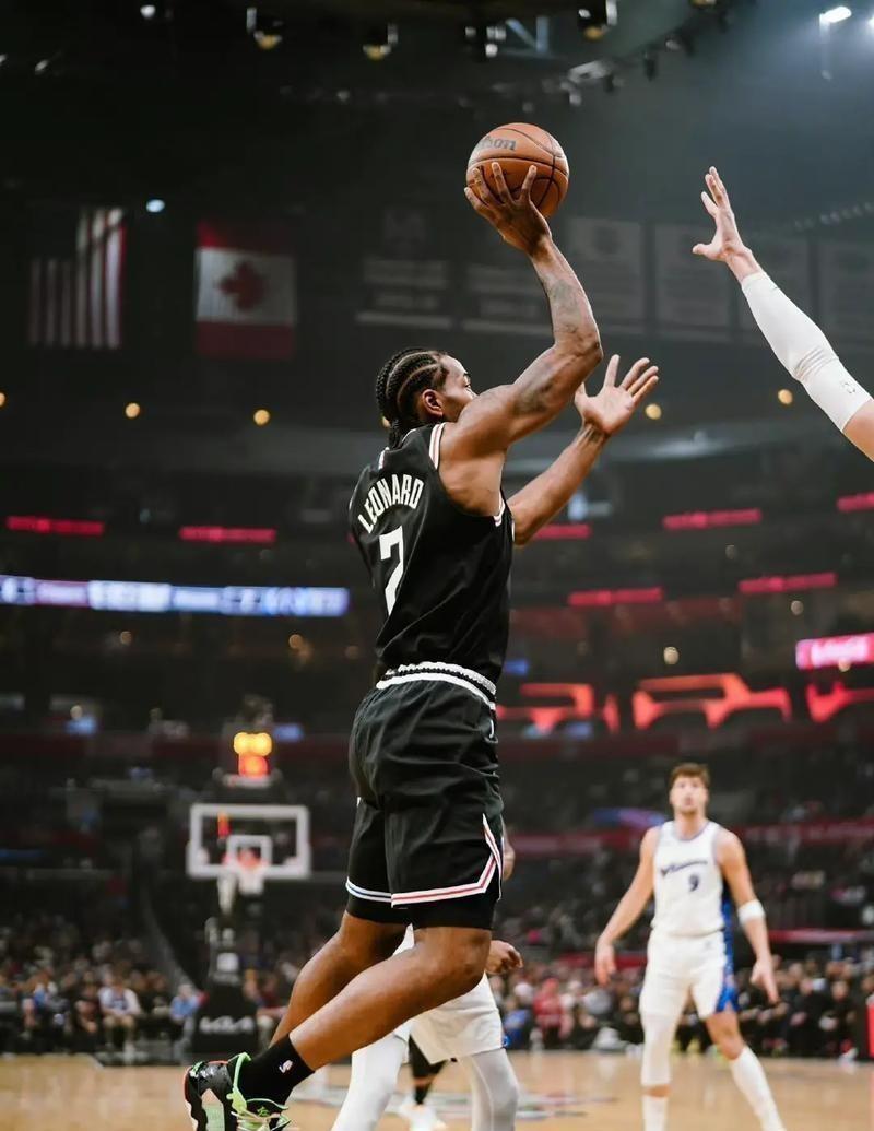 太阳队险胜快船，116比113惊险过关！比尔24分稳如老狗，KD25分7板却失误