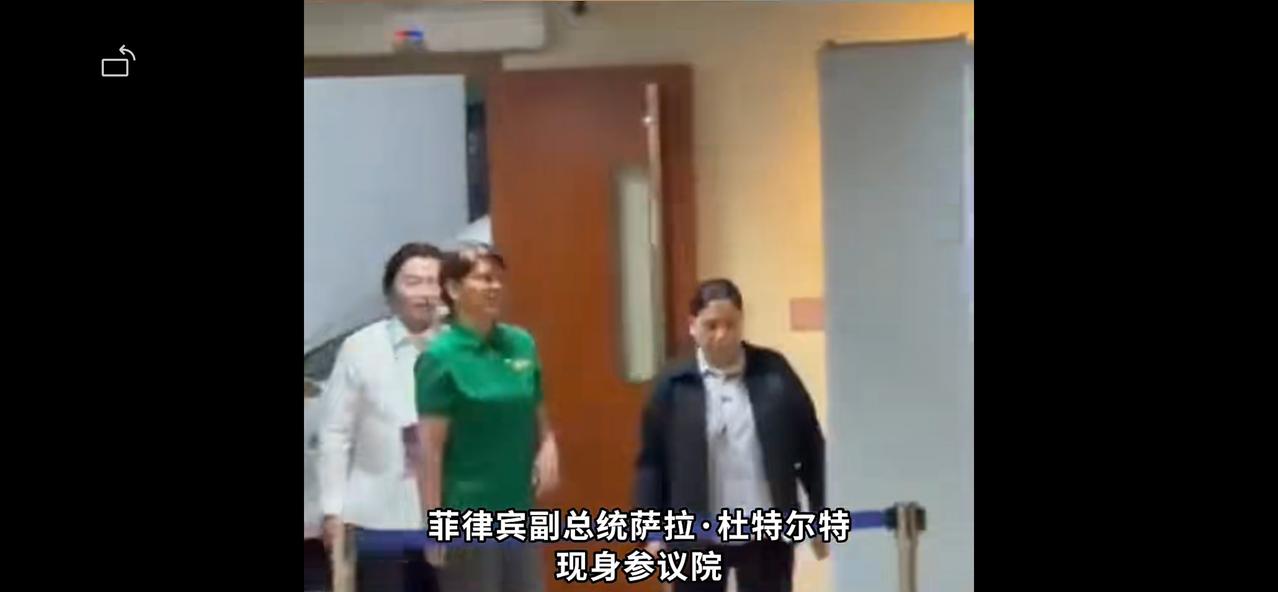 她来了！莎拉现身参议院！

今天上午，菲律宾副总统萨拉在律师陪同下现身参议院。