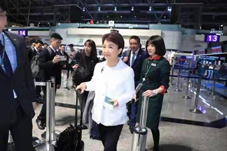 2026年3月21日凌晨时分，台中市长卢秀燕带着一股自信劲踏上桃园机场，刚结束为