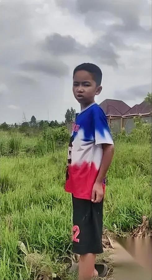 豆豆回不了国？看哭了！

这个蹲在坦桑尼亚街头的男孩，穿着大人拖鞋，胳膊骨折还没