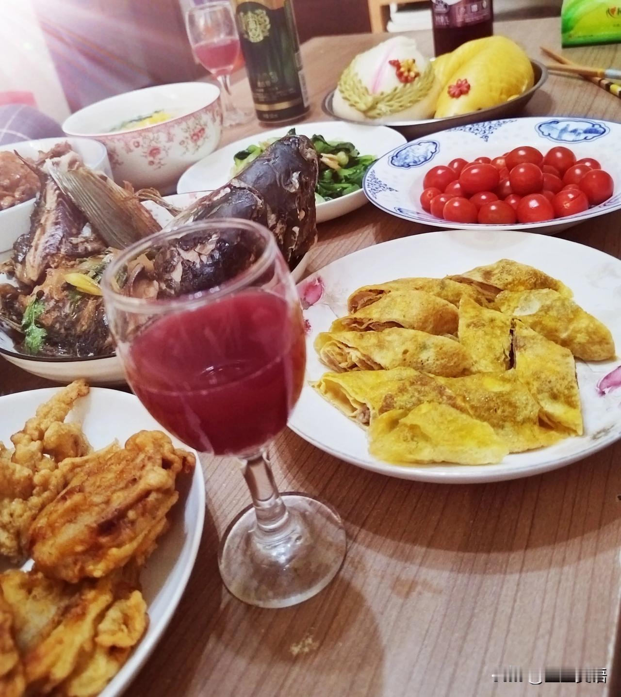 #北方年夜饭大赏#
我家的年夜饭。
年夜饭的主角肯定是鸡和鲤鱼，卷煎，蒸面鱼花饽