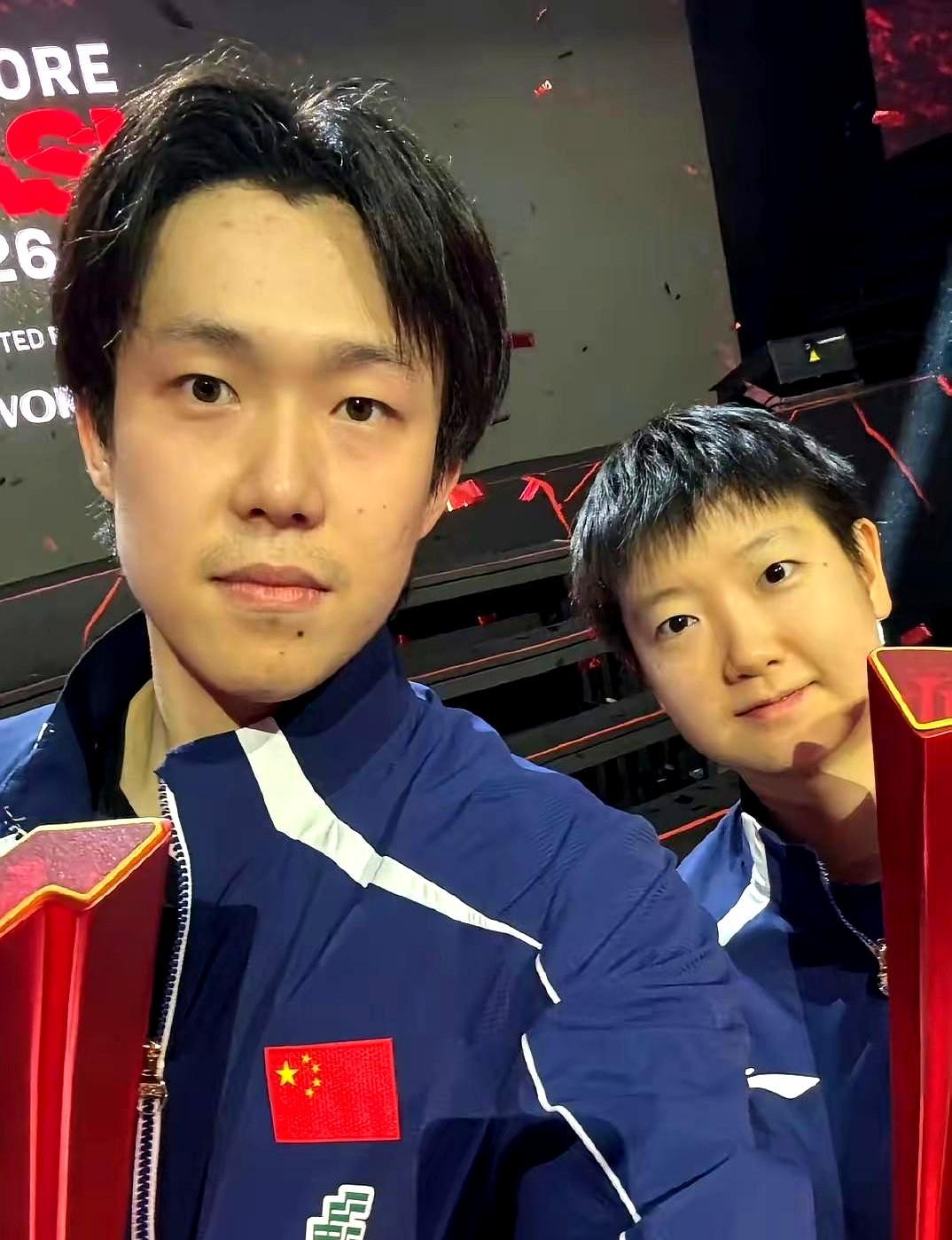 刚拿下大满贯，两个世界第一竟在台上为一部手机当众急眼。你敢信这是国乒大魔王？
 