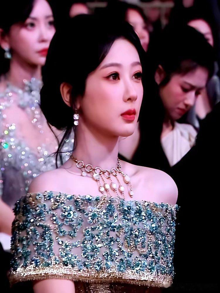 杨幂俯身给她理裙子，内娱的座位，原来是这么坐的。微博之夜第二排，杨幂和辛芷蕾，一