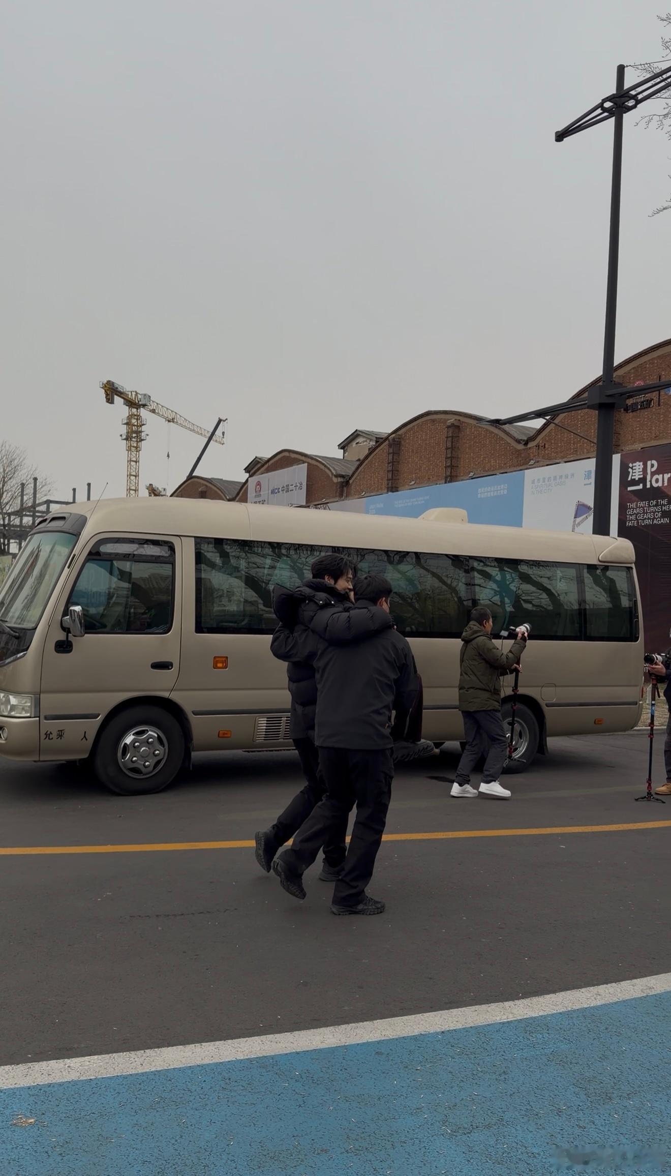 魏大勋杨迪 同综艺不同命 人类悲欢不相通实锤了！杨迪穿铁裤衩寸步难行，魏大勋被架