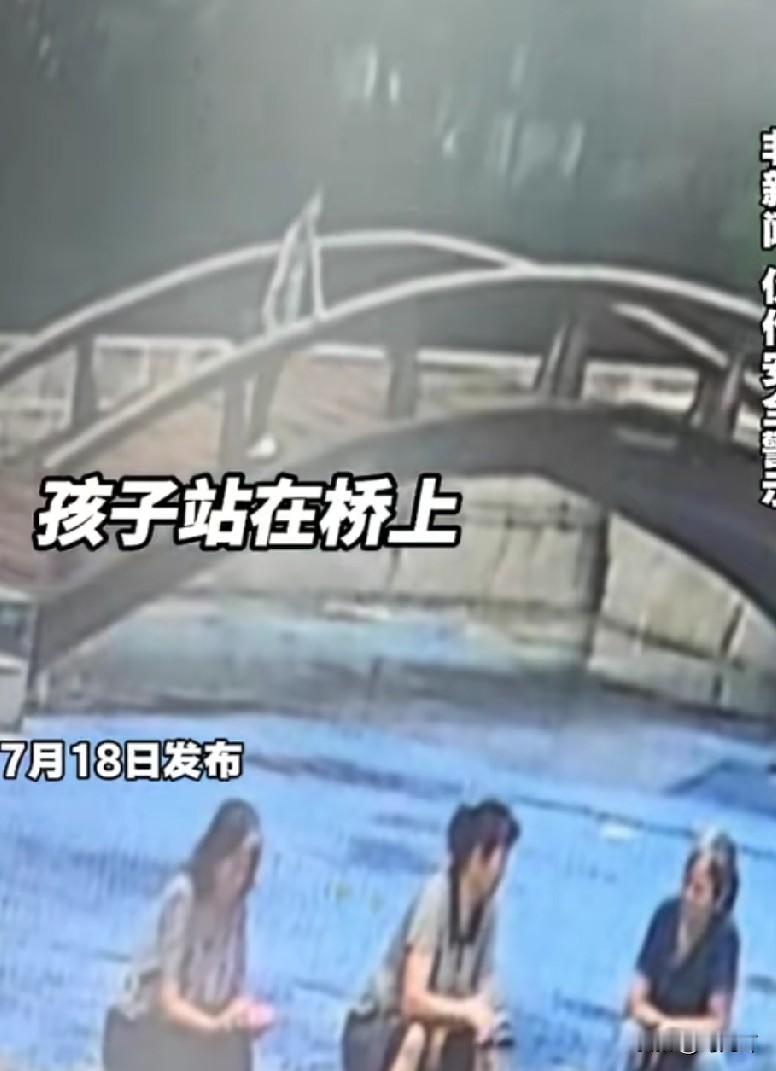 小孩被狗吓到从桥上摔下受伤，狗主人牵绳了还用负责吗？

刚刚看到这样一条视频，一