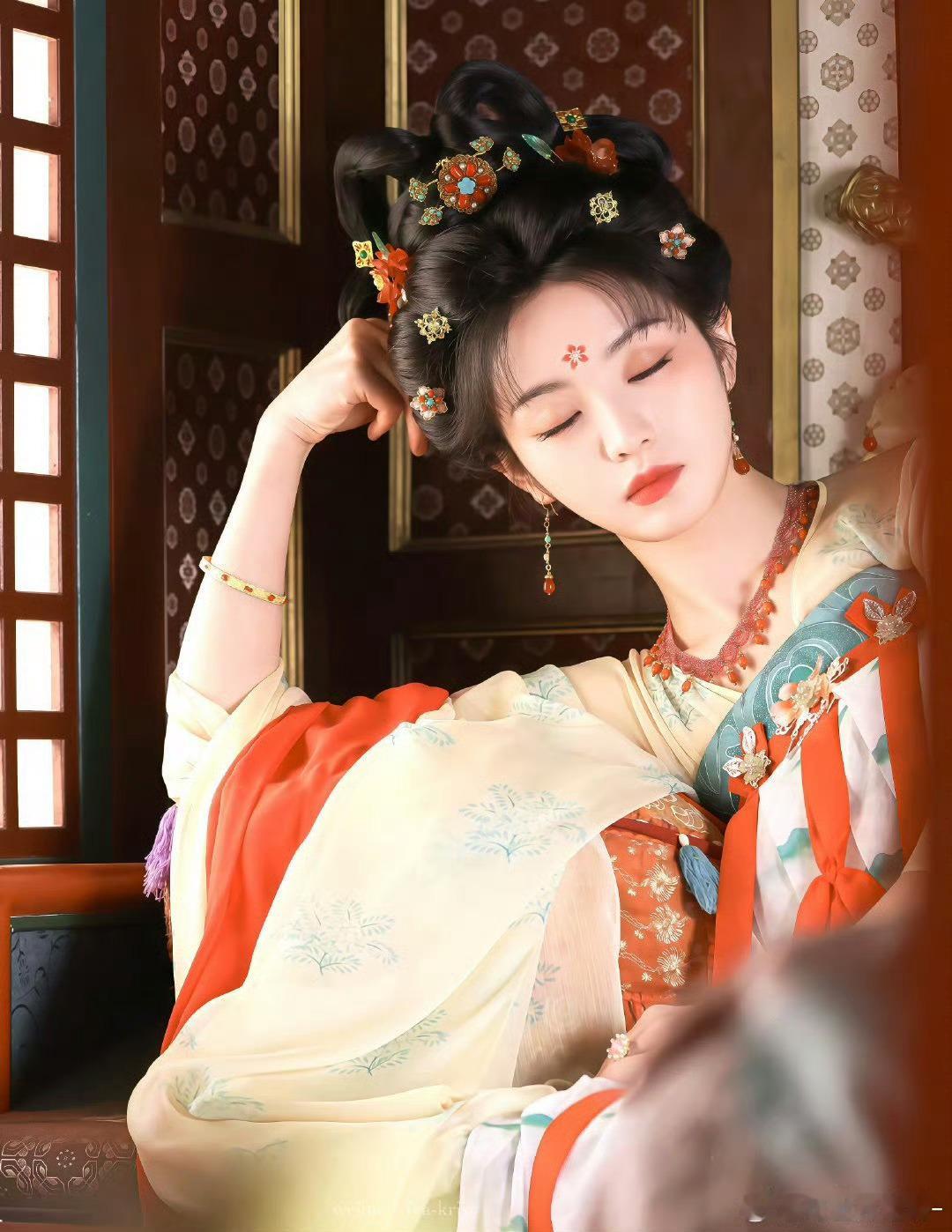 田曦薇这和真猫咪有什么区别 田曦薇把猫咪的慵懒刻进DNA里了吧！《子夜归》中推窗