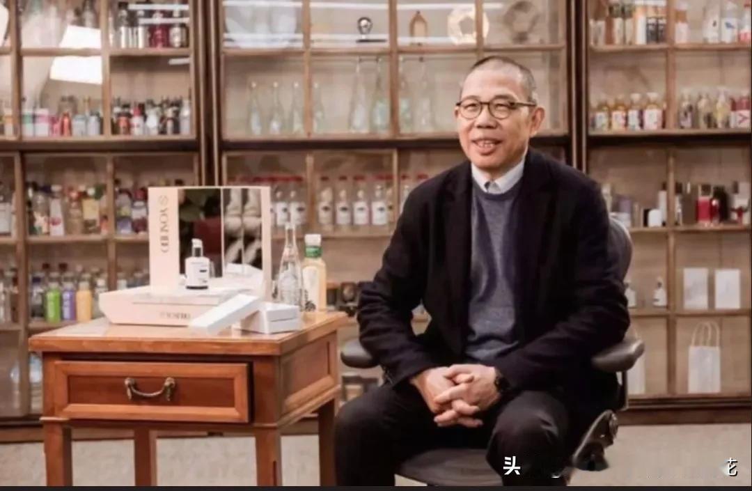 很多人说，一群人把一个人捧成神，另一群人又把神拉下神坛，循环往复。其实，双方都把