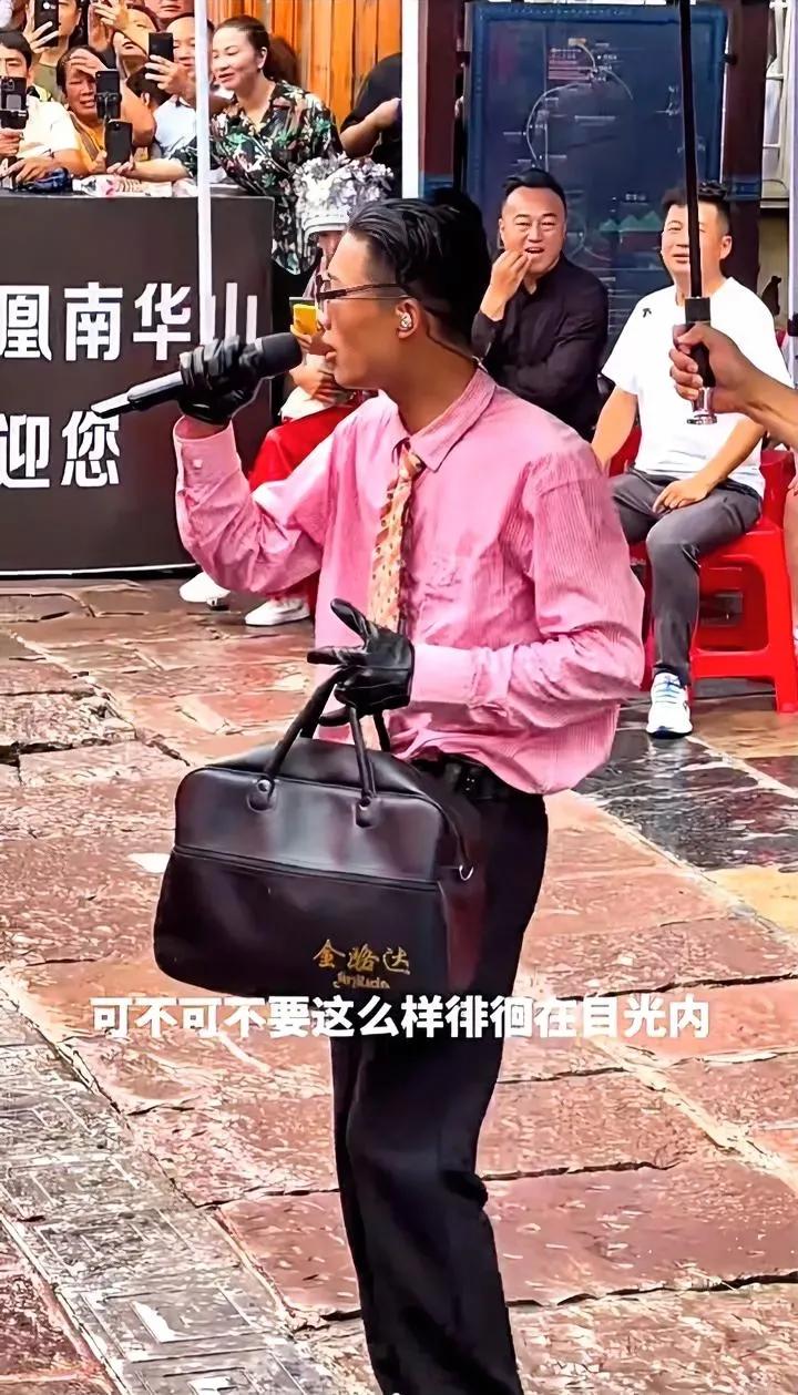 郭有才应该是今年最受欢迎的歌唱家，一首《诺言》开启不平凡的一生。新道具非常抢眼，