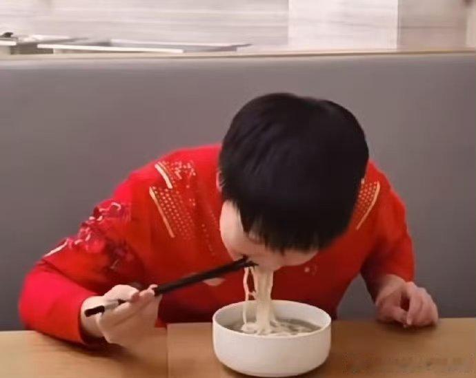 孙颖莎吃饭都有冠军相 看孙颖莎吃饭太治愈了，不慌不忙的节奏，每一口都透着踏实，赛