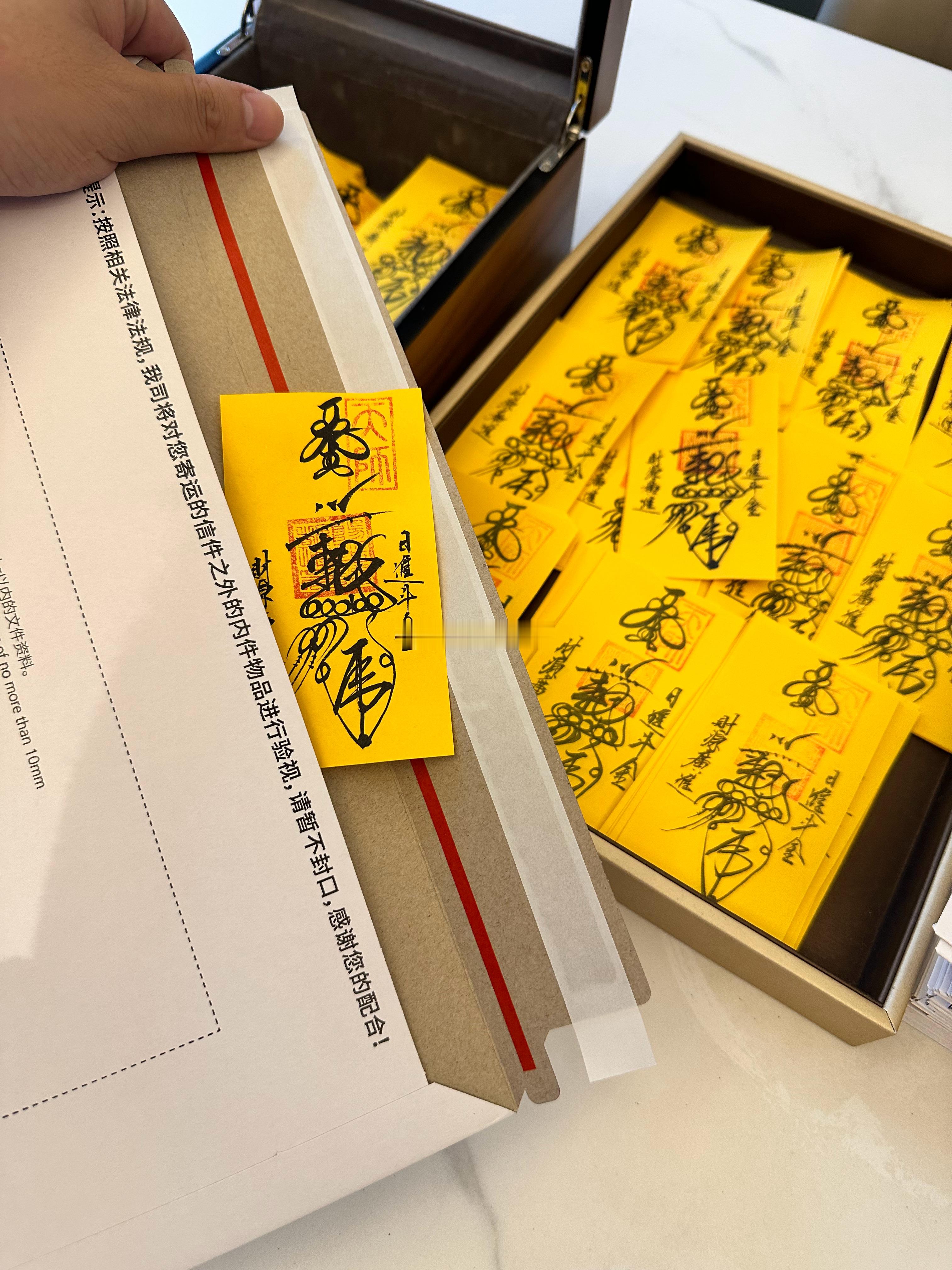 知道师父每天在忙啥吗[偷笑]，当然是为个位可爱的粉丝们制作手机背部招财符了！  