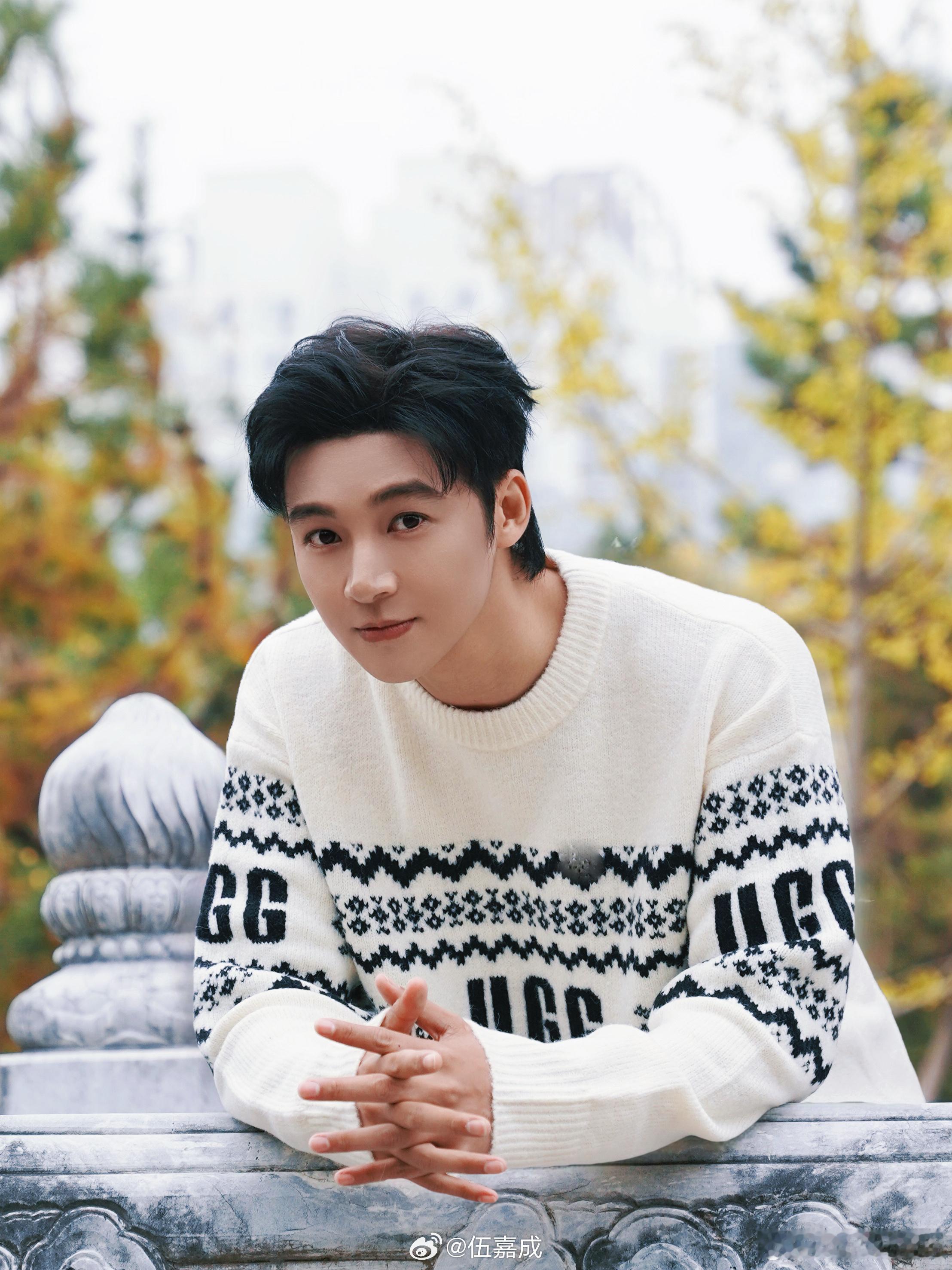 老师赛道算是让伍嘉成闯进来了 谁懂啊！伍嘉成直播时不间断反复唱两首新歌，还耐心教