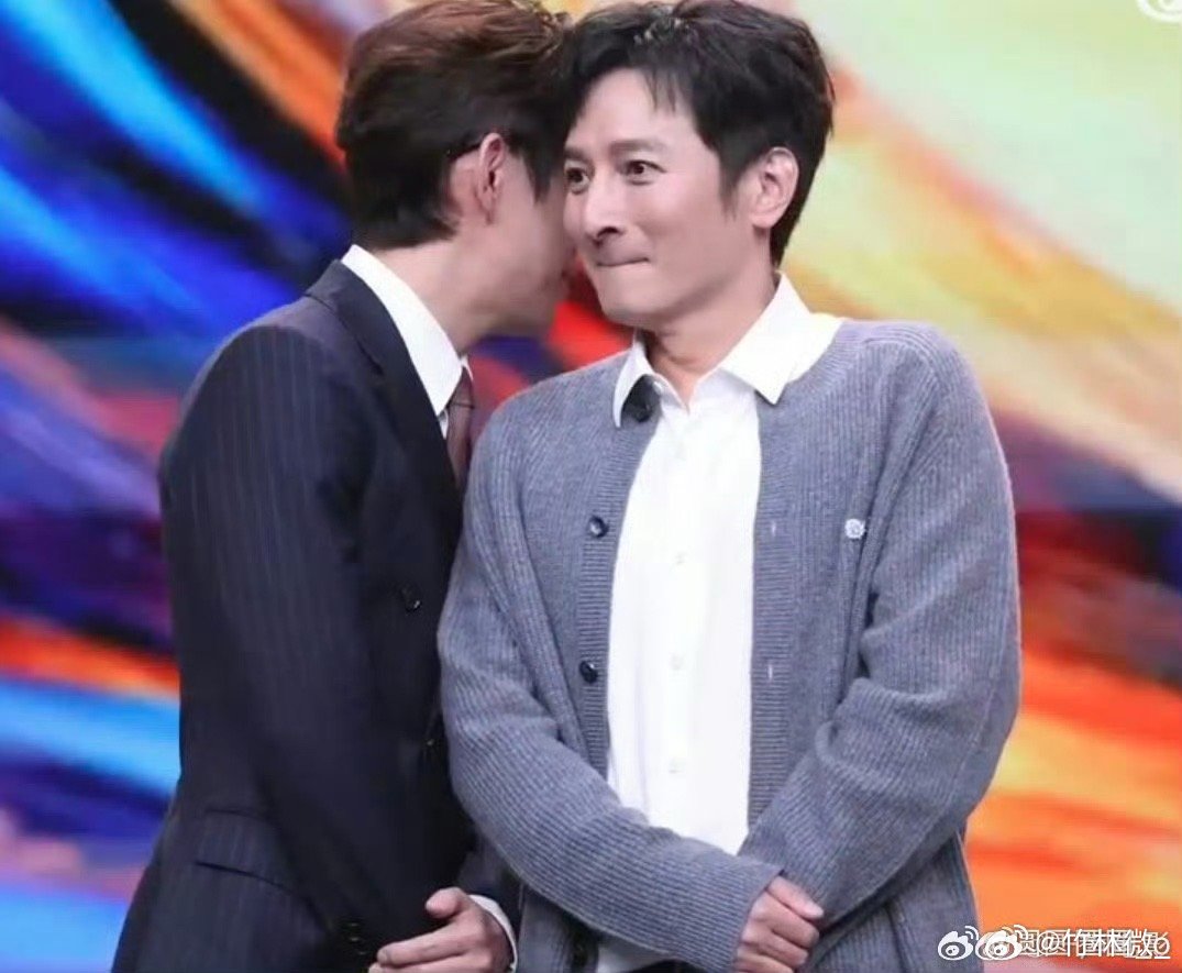 李维嘉何炅相拥而泣李维嘉回归湖南卫视  终于等到维嘉回归湖南卫视[拜托]和何老师