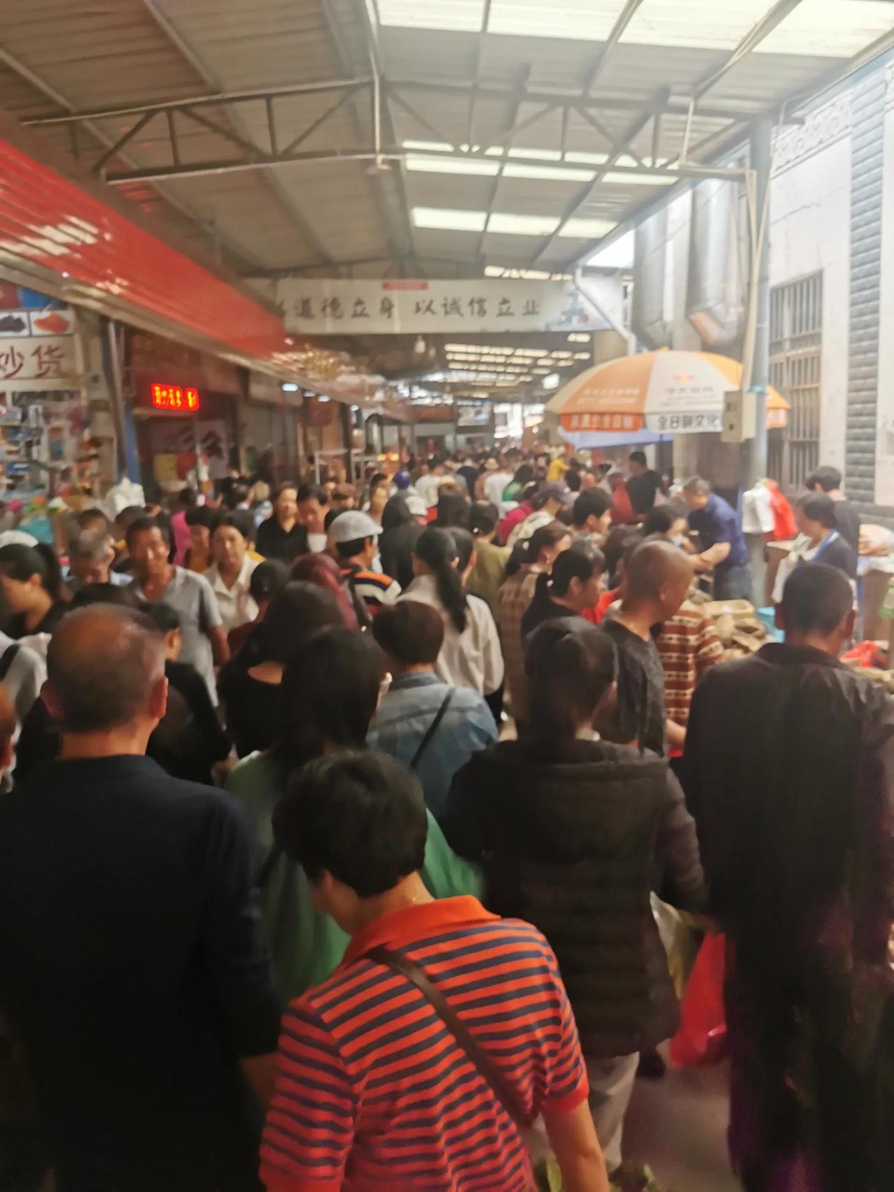 网友：5个原因很现实，为啥年轻人越来越不喜欢去菜市场买菜？

大家有没发现，菜市