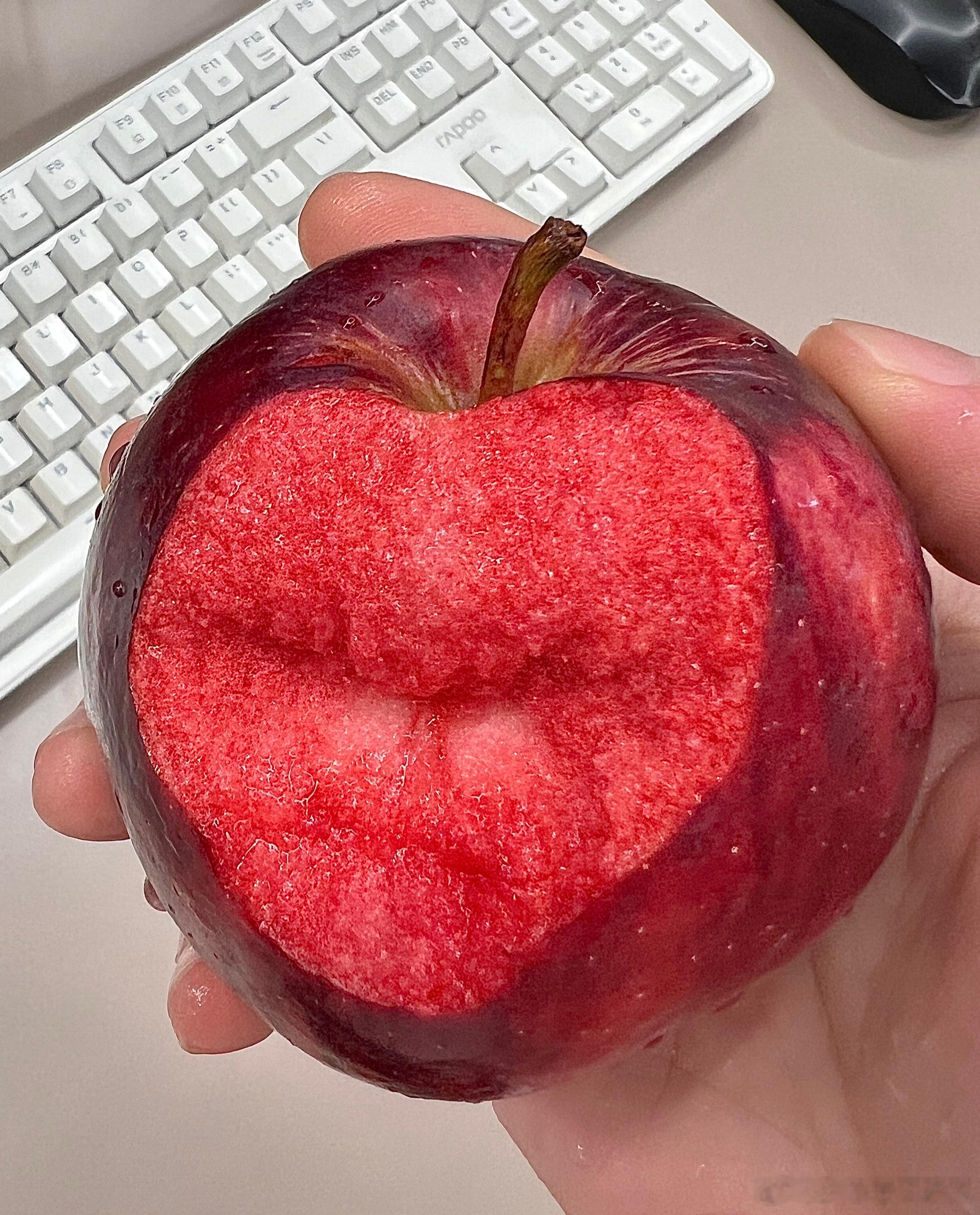 山东网友为苹果汁发起甜蜜冲击真实的榜单，真实的选择。红心苹果汁的走红，无关地域，