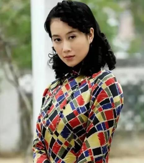 她长的漂亮，为人低调，演技一流，人品与艺德，是演艺界圈的一股清流！你还记得她是谁