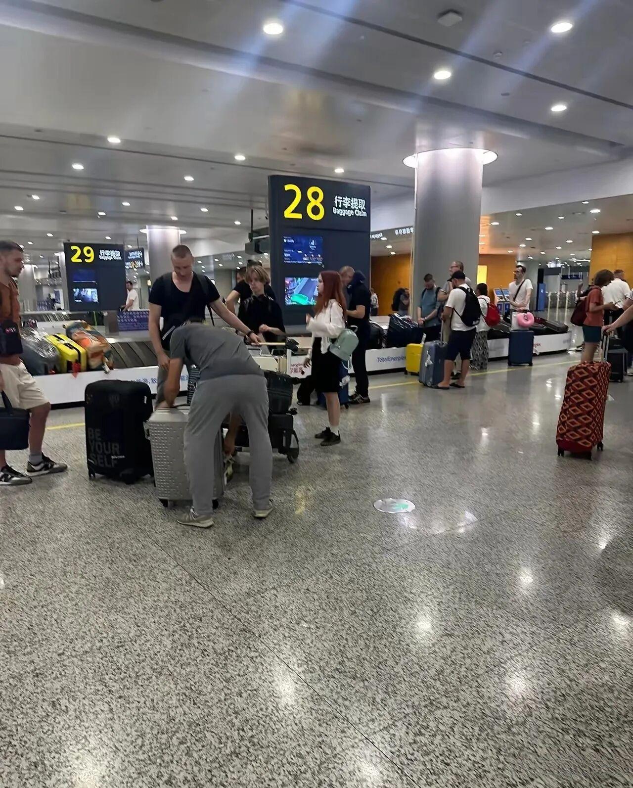 昨天深夜，上海浦东机场哭声一片，叹气声不断。因为几架飞往中东的航班在空中飞了六七