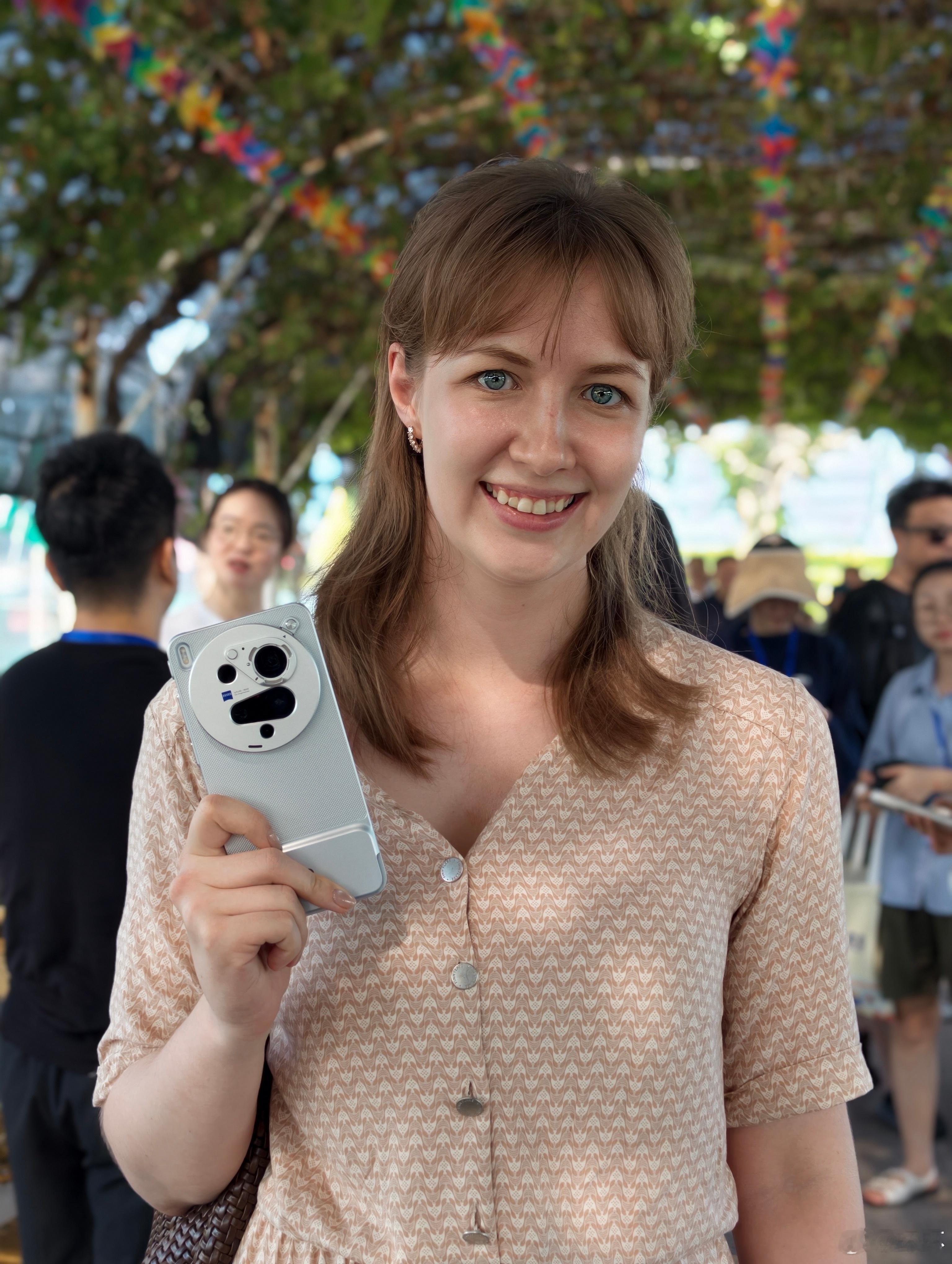 发现团里俄罗斯的朋友在用vivo X300 Ultra，而且买的还是带摄影师套装