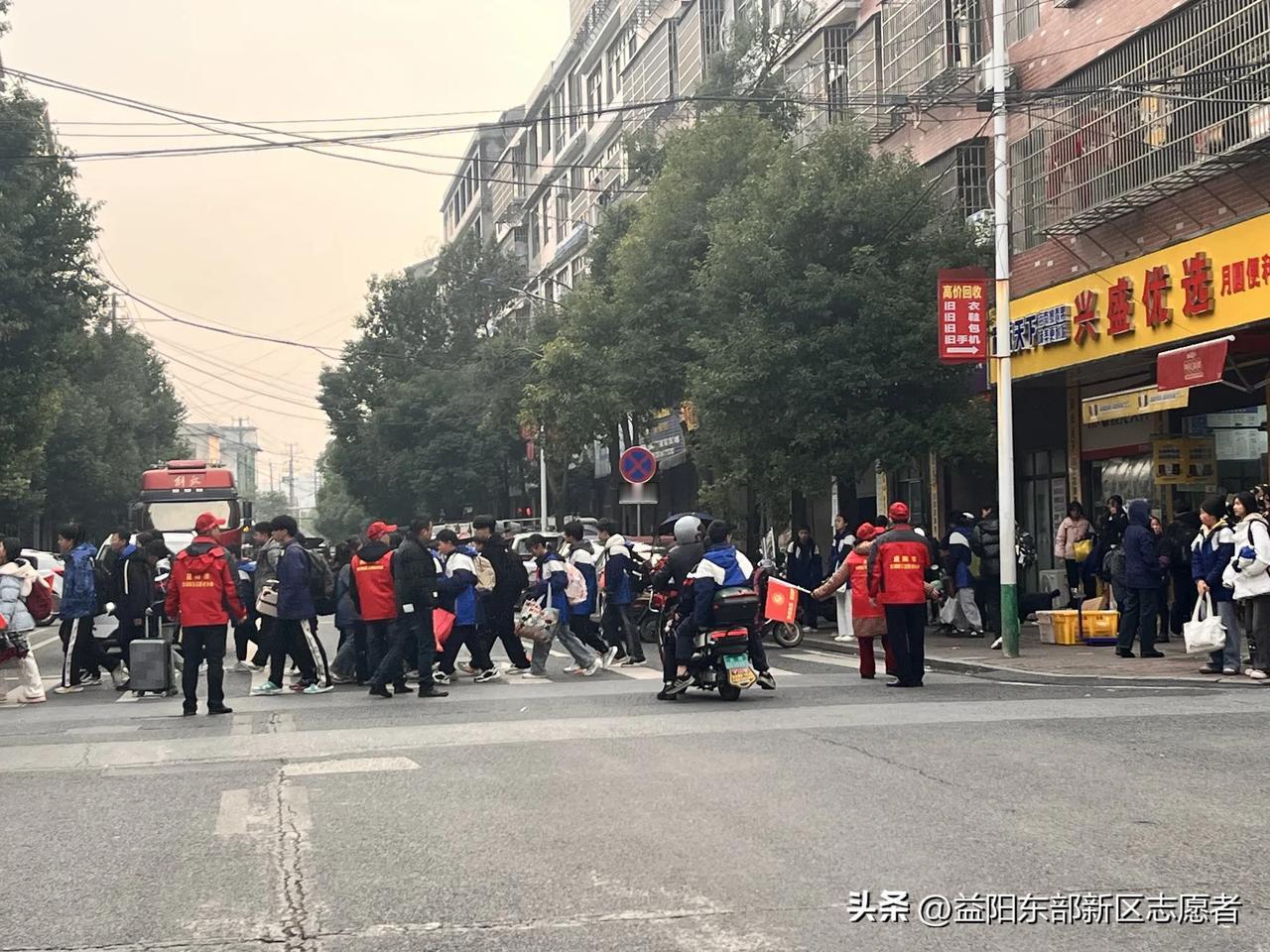 12月13日下午，益阳市东部新区志愿者协会在沧水铺镇芙蓉学校开展护学活动